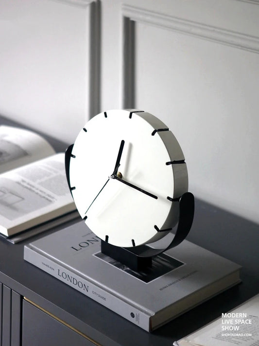 Horloge Décorative Créative Noir et Blanc Minimaliste Moderne | Accessoire pour Salle de Modèle Contemporaine