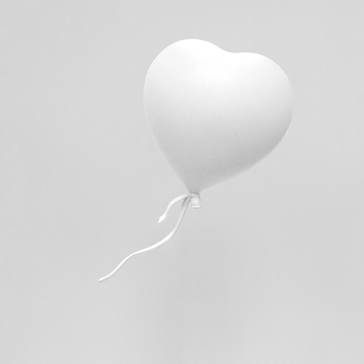 Sculpture Fille au Ballon | Design Poétique et Émotionnel