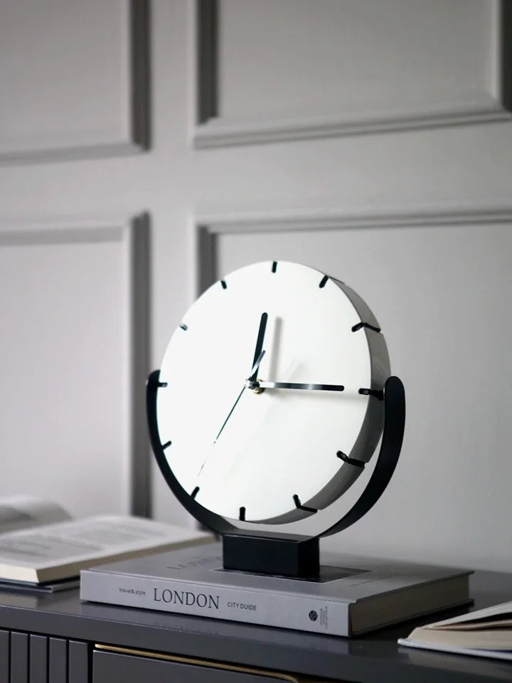 Horloge Décorative Créative Noir et Blanc Minimaliste Moderne | Accessoire pour Salle de Modèle Contemporaine