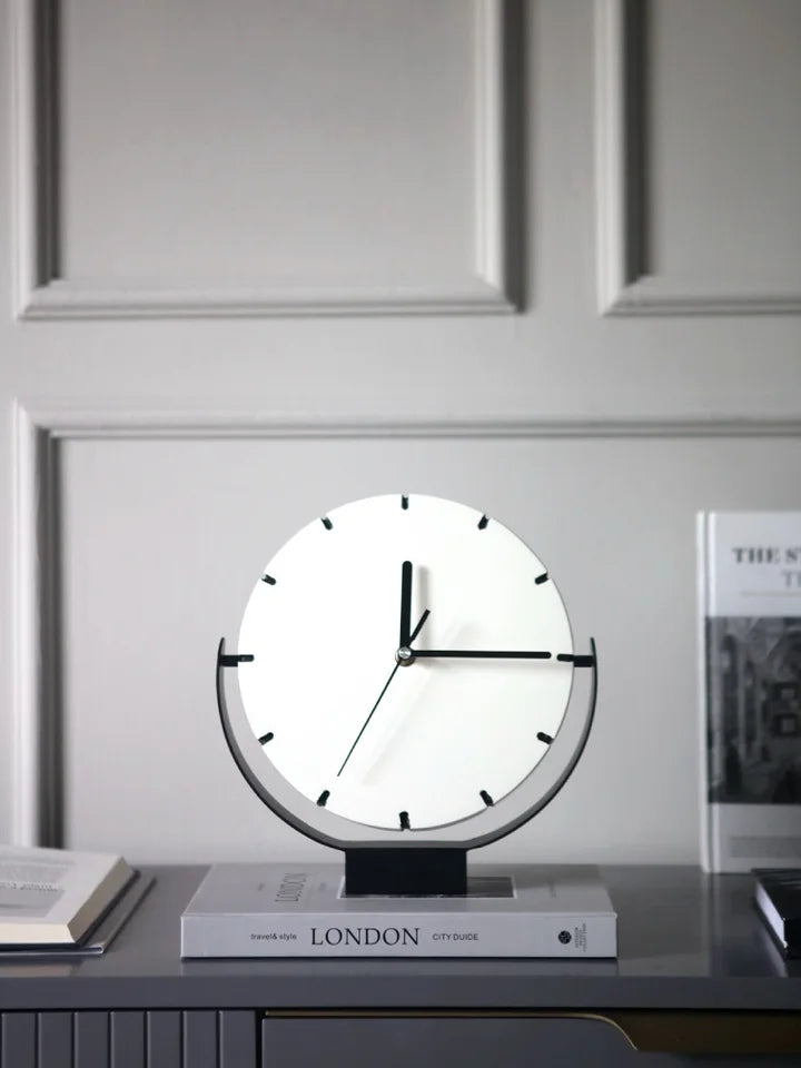 Horloge Décorative Créative Noir et Blanc Minimaliste Moderne | Accessoire pour Salle de Modèle Contemporaine