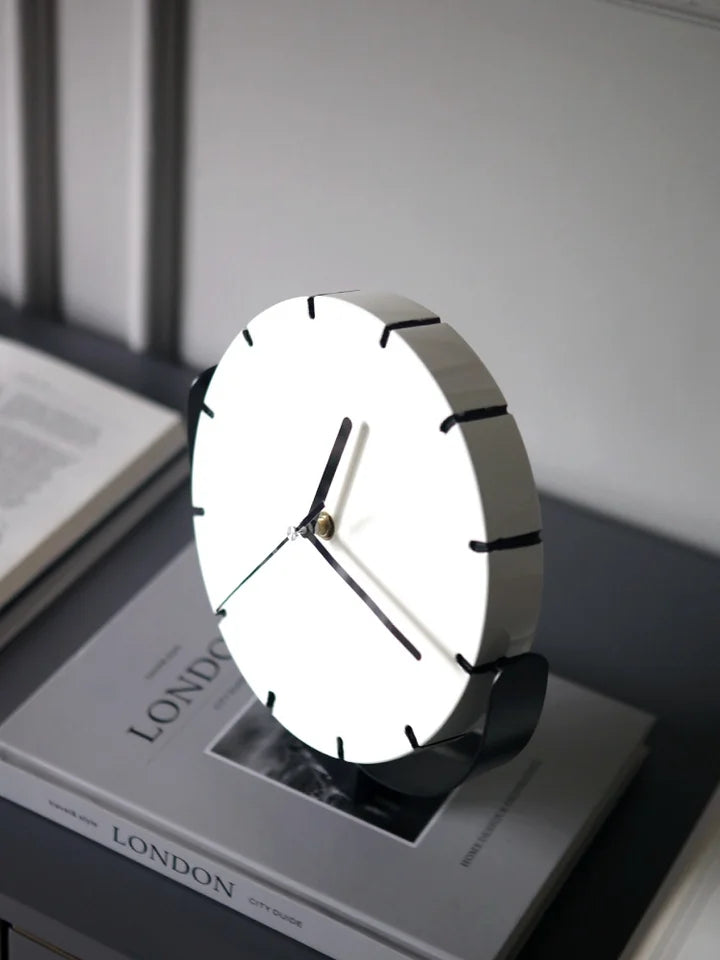 Horloge Décorative Créative Noir et Blanc Minimaliste Moderne | Accessoire pour Salle de Modèle Contemporaine